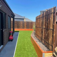 墨尔本庭院改造免打理人工草坪 Melbourne yard makeover with no-take care artificial lawn